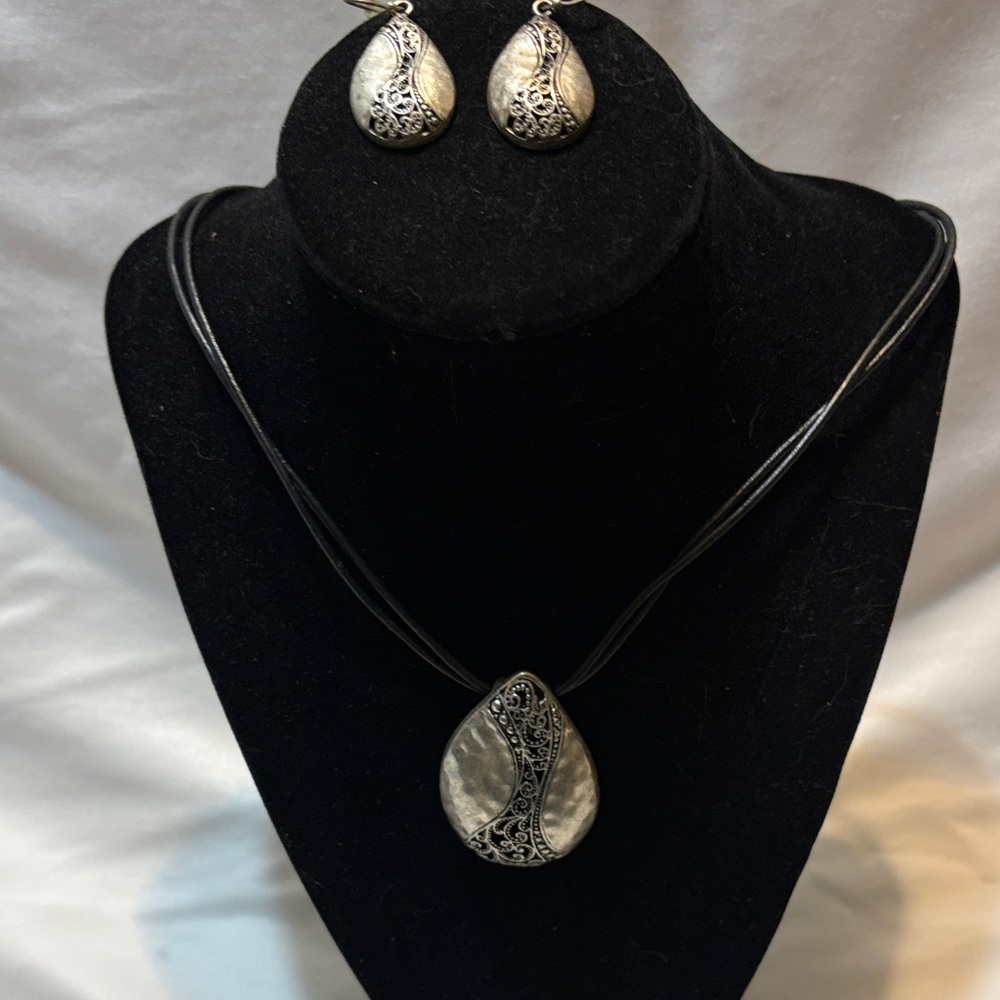 Premier Designs Silver and Black Teardrop Necklace